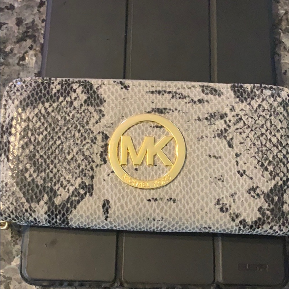 Wallet wristlets